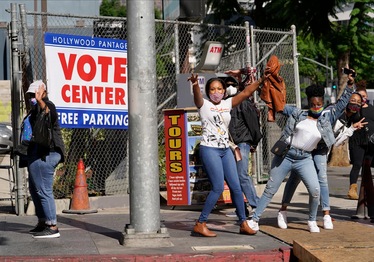 Ni el drástico cambio de clima detiene a los seguidores de Joe Biden de salir a las calles a celebrar su triunfo como el presidente 46 de Estados Unidos.