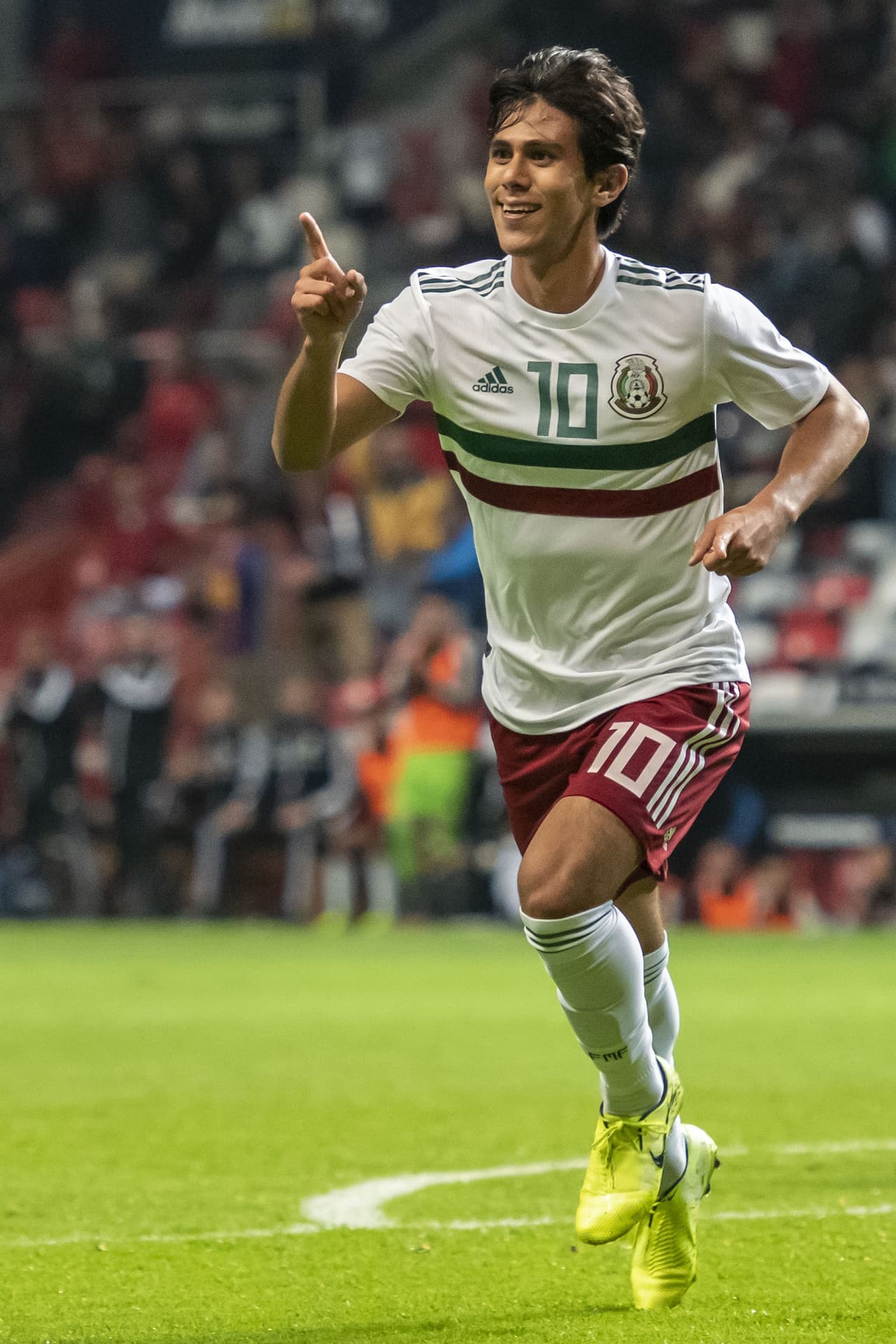 En la selección eueb-20 debutó el 26 de mayo de 2018 en el Torneo Esperanzas de Toulon de 2018, entrando de cambio por Diego Lainez en la victoria 4-0 ante Qatar.