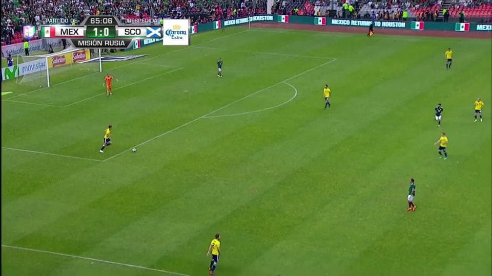 ¡CERCA!. Hirving Lozano disparó que se estrella en el poste.