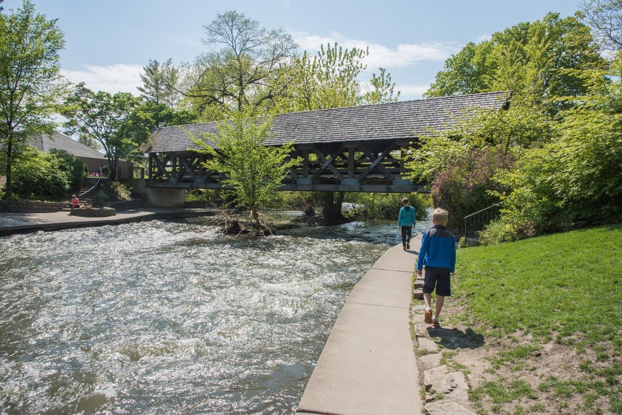 <b>Naperville, Illinois</b>
<br>Fue catalogada como la 9 ciudad más segura de Estados Unidos. A menudo es reconocida porque cuenta con uno de los mejores sistemas de bibliotecas públicas del país.
<br>
<br>
<b>Población: </b>147,934. 
<br>
<b>Ingreso promedio: </b>$114,014. 
<br>
<b>Tasa de graduación:</b> 97.0%. 
<br>
<b>Tasa de delincuentes sexuales (por cada 10.000):</b> 1.90. 
<br>
<b>Promedio de seguridad: </b>94.25.