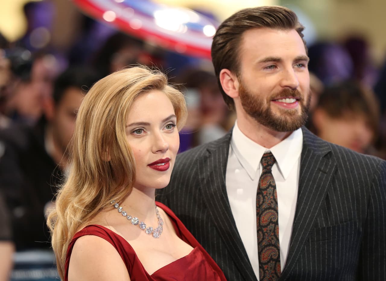 Scarlett Johansson y Chris Evans.