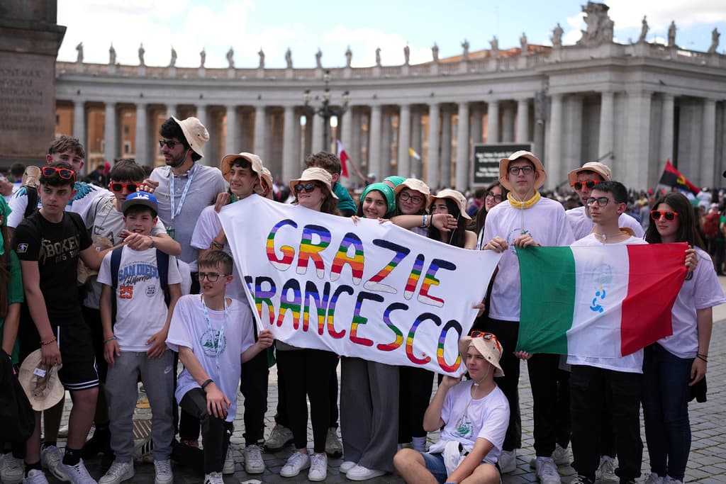 <h3 class="cms-H3-H3">"Gracias Francisco"</h3>
<br>
<br>Jóvenes sostienen una pancarta con el mensaje en italiano y colores que identifican a las personas de las diversidades sexuales, durante el funeral del papa en la Plaza de San Pedro, Vaticano.