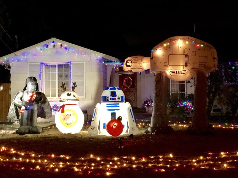 Si bien el recorrido es corto, el paseo es muy popular, así que te recomendamos que lo visites pronto ya que cercana a Navidad, el recorrido en auto puede tomarte hasta dos horas.