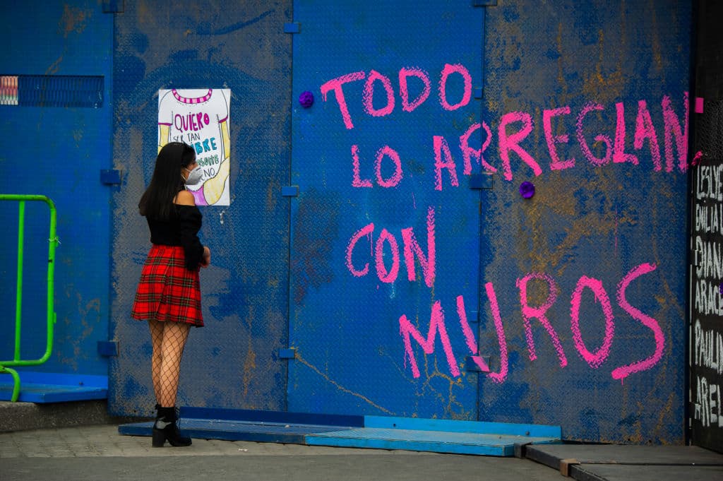Ante la presencia de las vallas, que el gobierno justificó diciendo que se trata de un "muro de paz" para proteger el patrimonio, grupos de mujeres decidieron convertirlo en un monumento para quienes han sido víctimas en un país que, según datos oficiales del 
<a href="https://drive.google.com/file/d/1RHUjF-foAgeft_iaAGgXIiPvvgRfPT9b/view" target="_blank">Secretariado Ejecutivo del Sistema de Seguridad Pública</a>, registró 
<b>3,730 homicidios contra mujeres</b>, 
<b>un promedio de 10 cada día durante 2020</b>. De ellos, de acuerdo a los mismos datos del mismo periodo, 
<b>940 fueron feminicidios</b>.