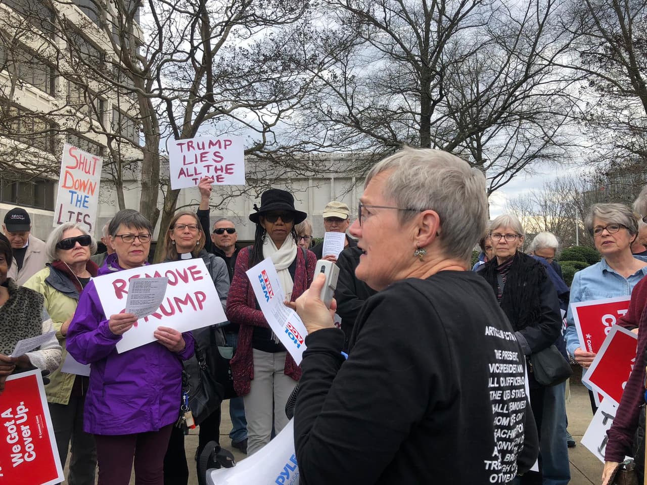 En Carolina del Norte, algunos activistas siguen firmes con la petición a los senadores Richard Burr y Thom Tillis para que intercedan en la destitución del Presidente.