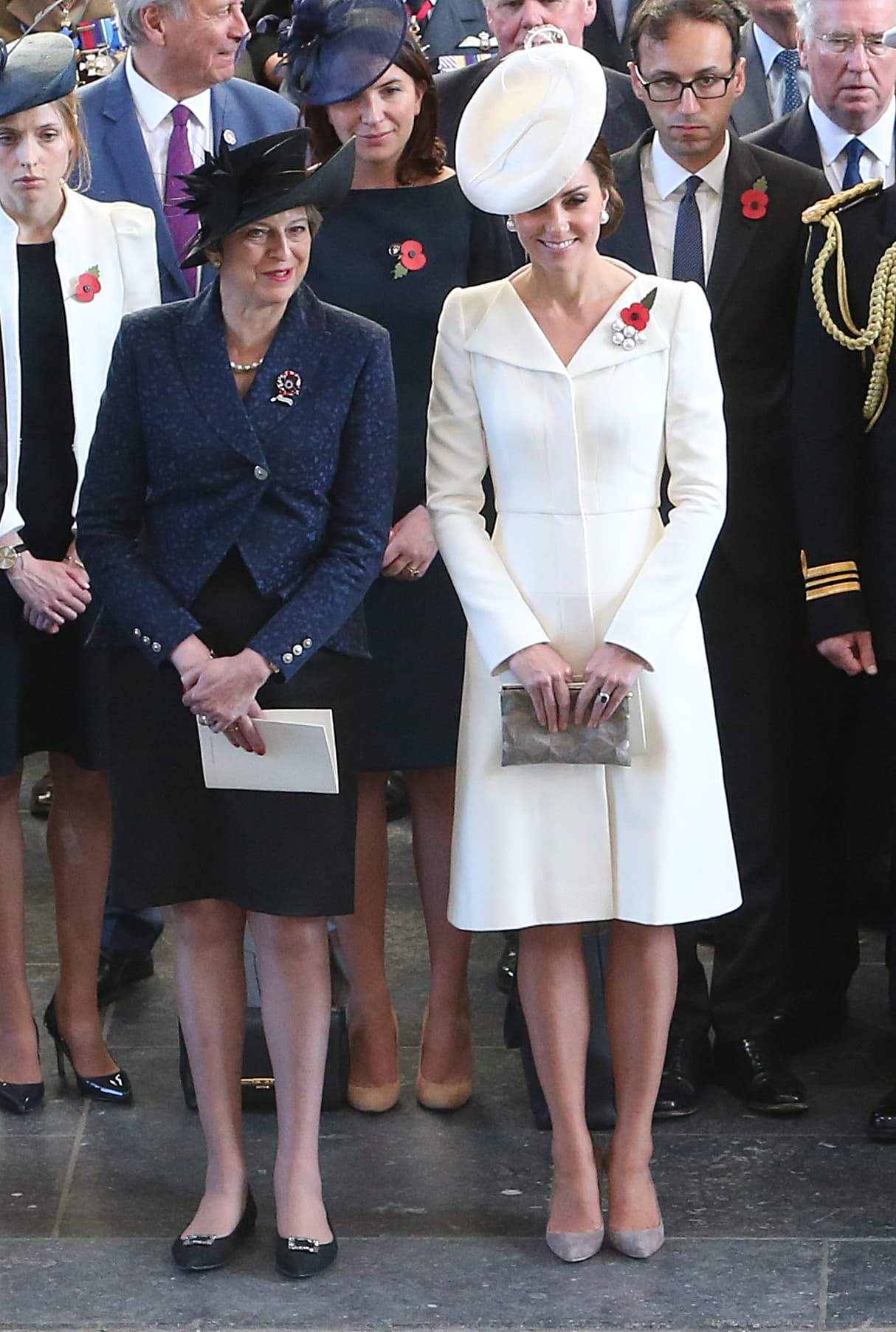 En esa ocasión Kate utilizó el mismo vestido para conmemorar el centenario de la batalla de Passchendaele. Lo acompañó con zapatos de ante gris y un 'fascinator'.
