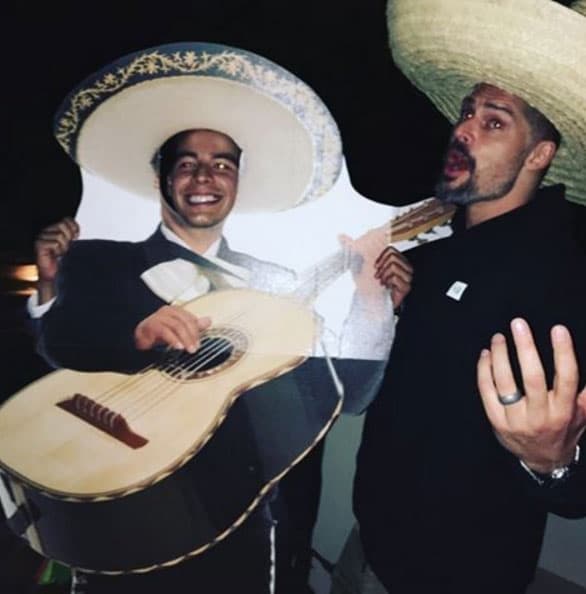 Joe con sombrerote y Manolo con esta figura de cartón de mariachi.