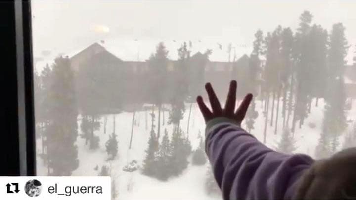 Lúa, que este próximo enero cumple dos años, quería tocar los copos de nieve que caían del otro lado del cristal.