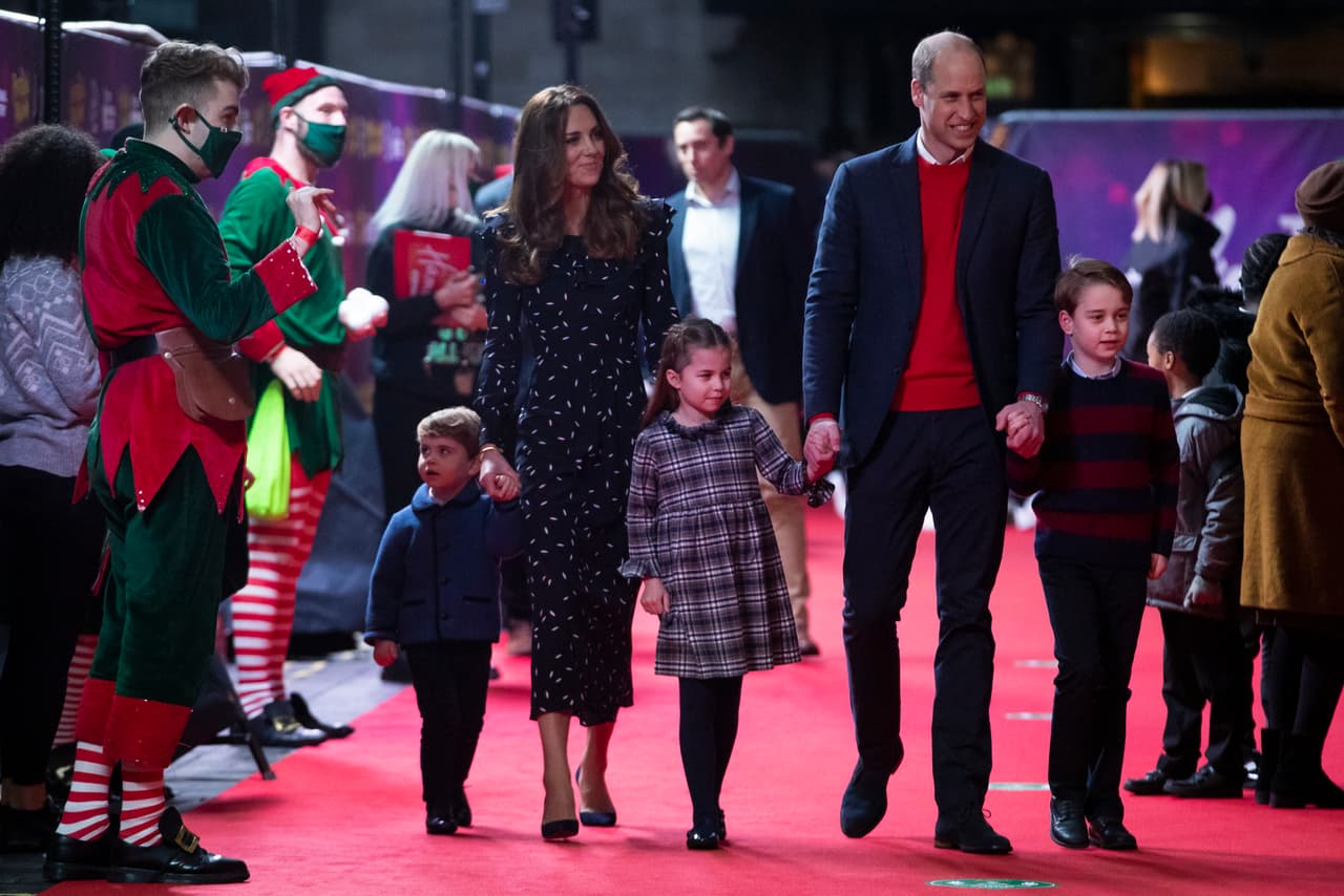 "A Catherine no le gusta mucho alboroto ni las grandes fiestas. Estar con William y los niños es su
<a href="https://www.vanityfair.com/style/2021/01/kate-middleton-39th-birthday" target="_blank">forma favorita</a> de pasar su cumpleaños".
<br>