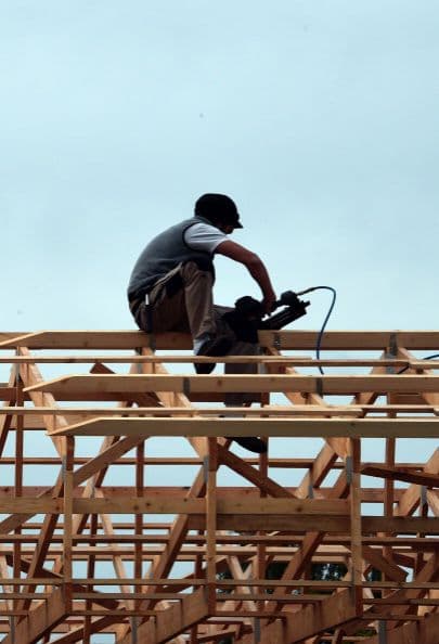 Uso de maquinaria motorizada para trabajar con la madera.