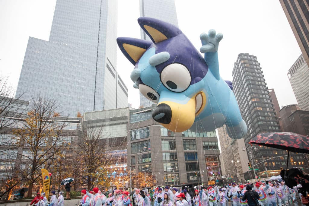 <b>El inflable de Bluey fue uno de los más esperados</b>, el día anterior sufrió un accidente que lo desinfló durante los ensayos, pero fue parchado y desfiló hoy sin problemas.