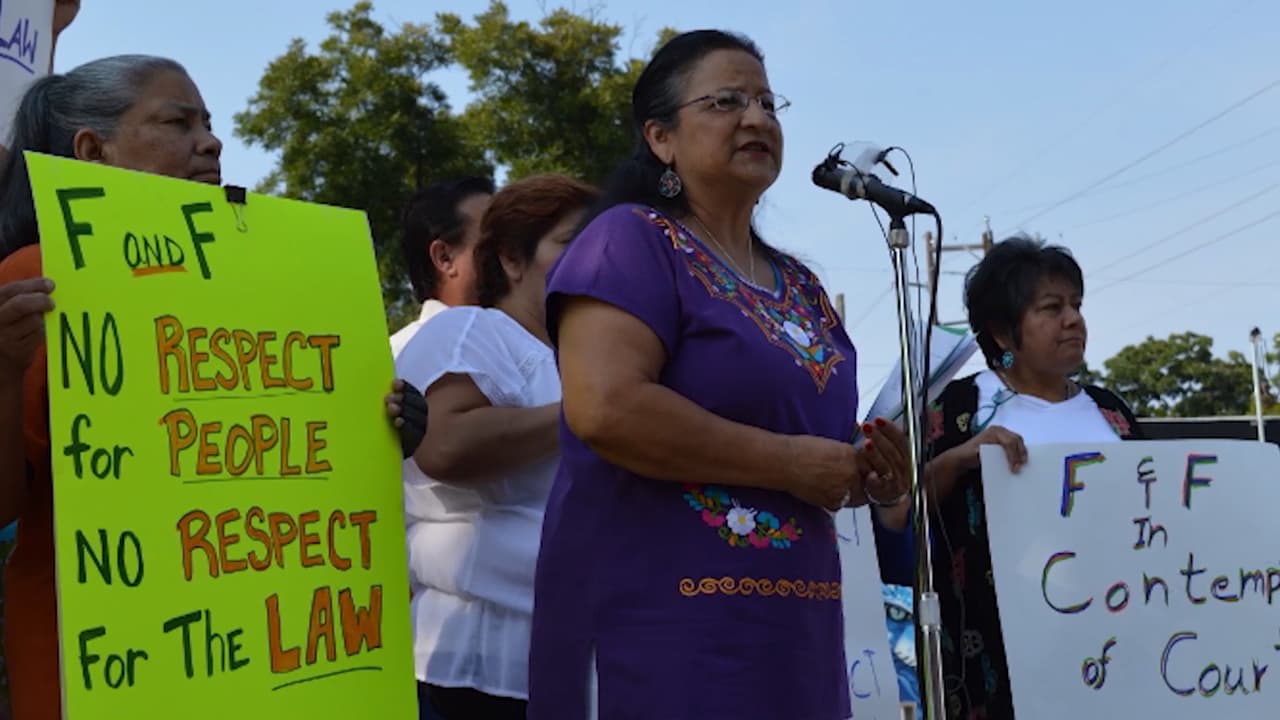 "Los horrores que la gentrificación ha infligido no solo a nuestro negocio y familia, sino también a los demás… nos inspiraron a resistir la mentalidad de 'esto es inevitable', lo que alentó reabrirnos junto a César Chávez ", publicó la familia en Facebook.
<br>
<br>
<a href="https://www.univision.com/austin/kakw/continua-litigio-por-terreno-comercial-donde-existia-un-puesto-de-pinatas-video">La demolición fue noticia nacional cuando los desarrolladores</a>, Jordan French y Darius Fisher dieron su versión de la historia, dijeron que era un "último recurso".
