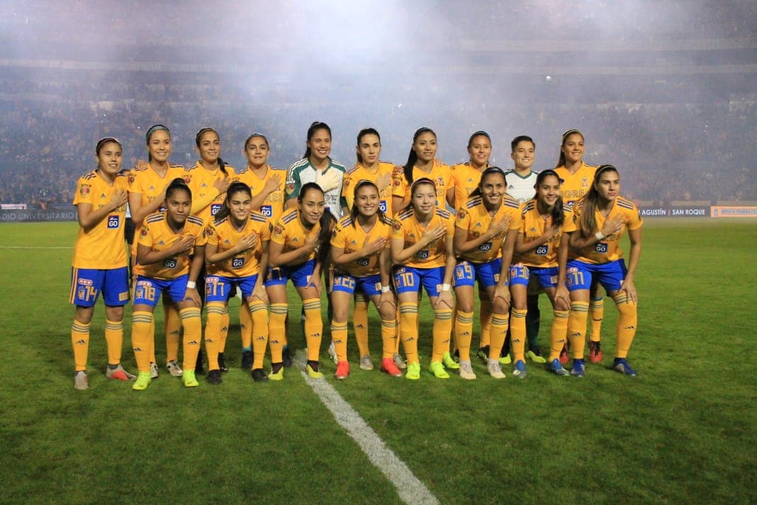 Todas las jugadoras de Tigres posaron antes del inicio del partido en el que buscaban ratificar una campaña casi perfecta con el título.
