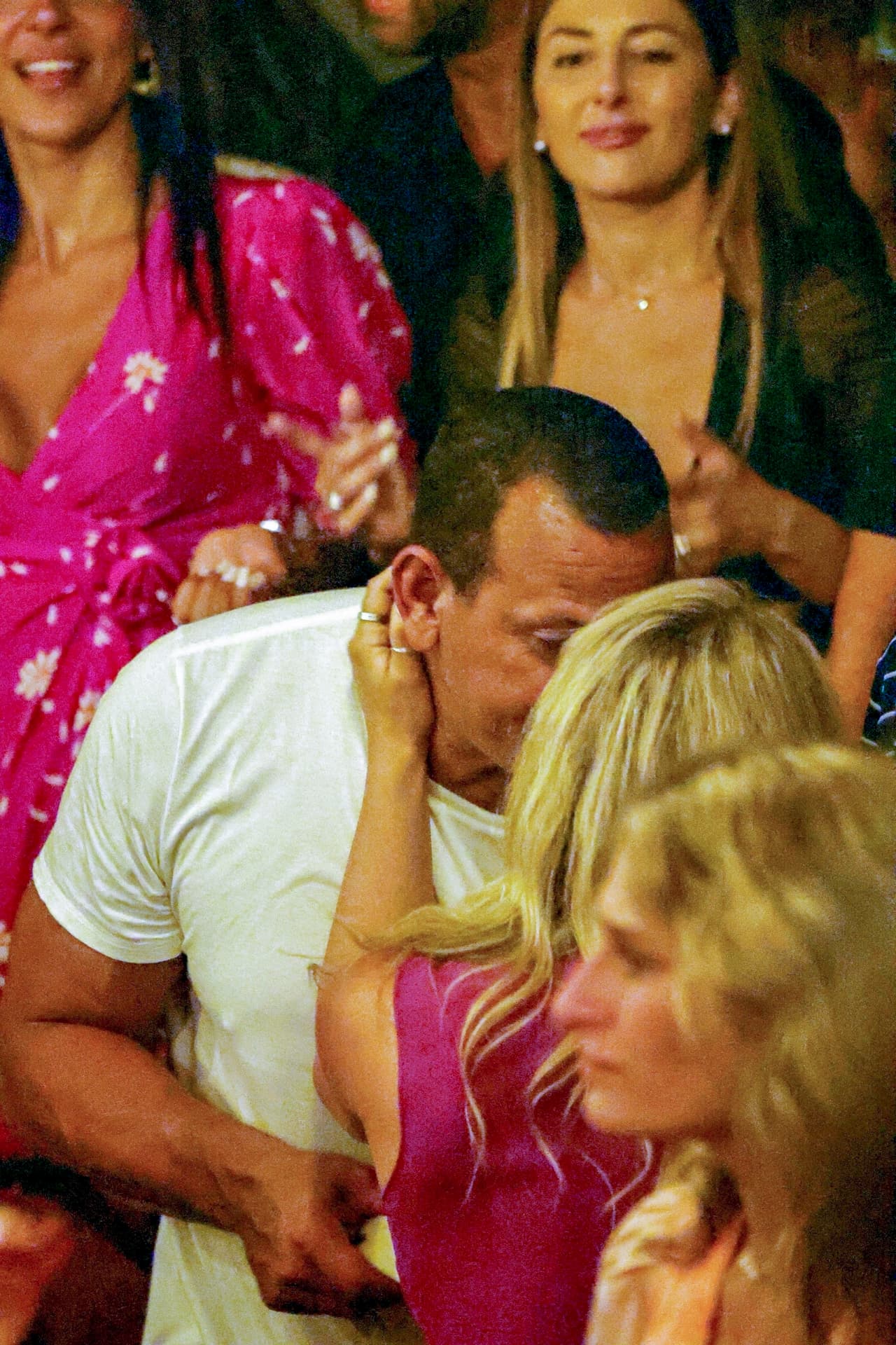 En más de una ocasión lo acercó a ella y lo besaba en la boca.