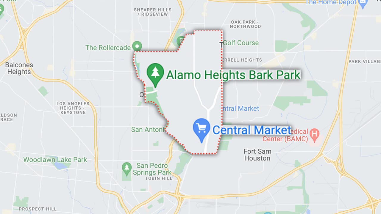 Alamo Heights es un suburbio de San Antonio con una población de 8,501. Hay muchos bares, restaurantes, cafeterías y parques. Las escuelas públicas en Alamo Heights están altamente calificadas.