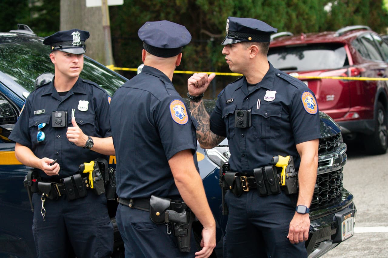 Policías rodean la casa de Rex Heuermann.