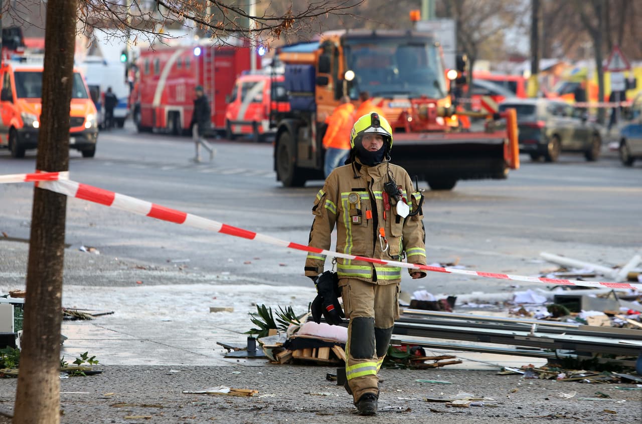El acuario 
<b>inundó con 264.172 galones (un millón de litros) de agua el lobby del hotel.</b> Es el mayor del mundo de forma cilíndrica independiente, con 46 pies (14 metros) de altura.
