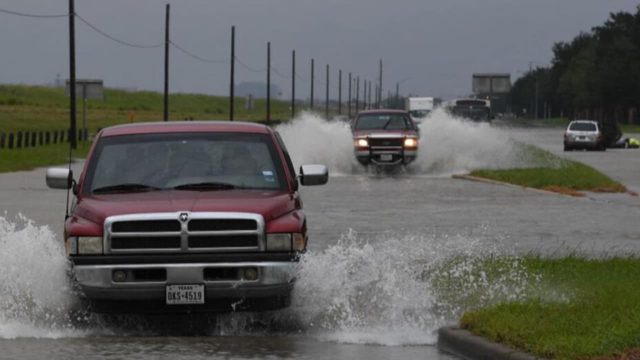¿Debes conducir durante un pronóstico de tiempo sever? Aquí te ofrecemos algunos
<a href="https://www.univision.com/local/houston-kxln/verificar-parabrisas-y-llantas-sigue-estos-consejos-para-conducir-durante-el-tiempo-severo-en-houston-video" target="_blank">consejos que puedes tener en cuenta, según dice la AAA.</a>