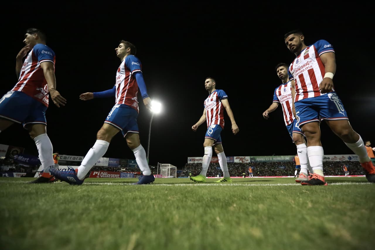 Chivas gana de manera dramática pero se mantiene vivo en la lucha por la Liguilla.