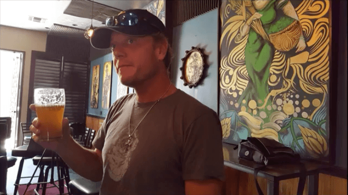 Jason Hunt, socio de la cervecería DeadBeach.