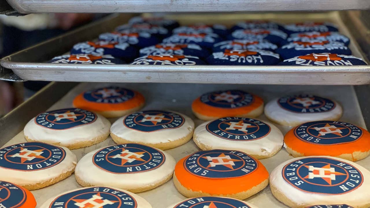 Desde muy temprano por la mañana comienzan con todo el proceso de preparación y coloración de la harina.