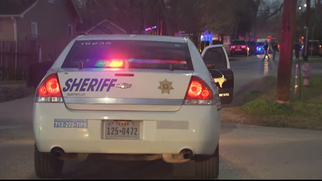 Los oficiales fueron confrontados a tiros por los sospechosos