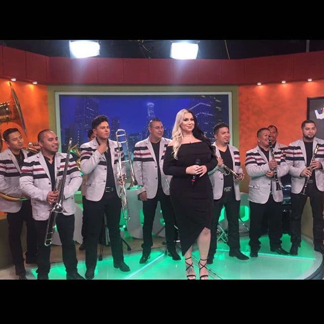 Ya sea con un dress de corte súper fem que resalte su esplendoroso cuerpo.