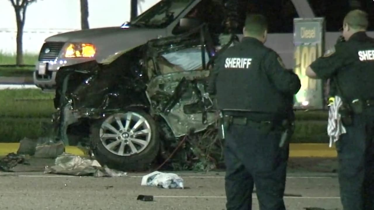 Los mismos oficiales de la ley observaban sorprendidos los fierros retorcidos en quedó convertido el vehiculó a raíz del mortal accidente.