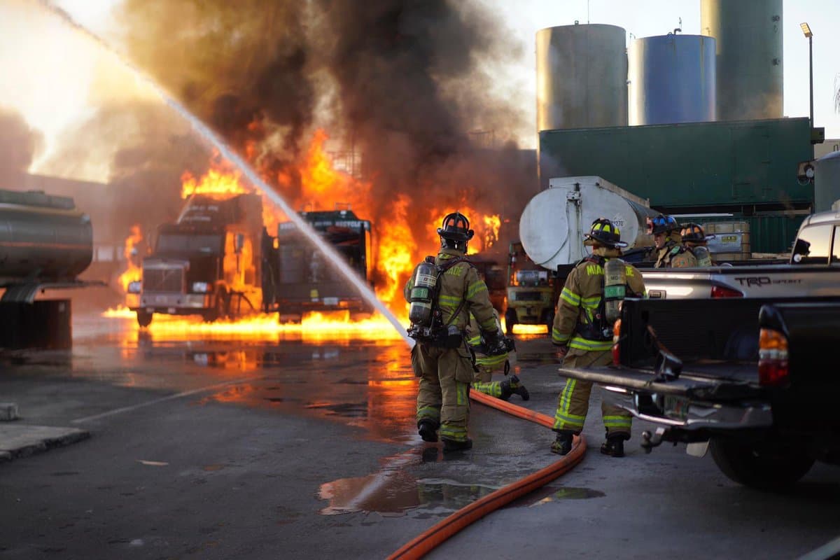 Los bomberos de Miami tuvieron que acudir a la emergencia ocurrida en una compañía de reciclaje de aceites y filtros, ubicada en el Doral, el miércoles en la mañana.