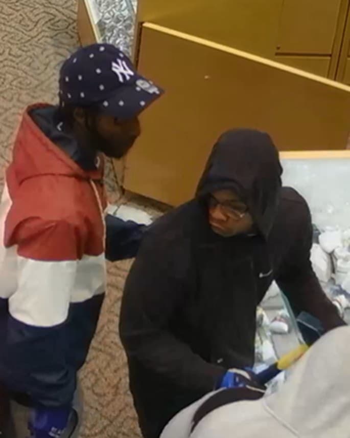 Según oficiales,
<a href="https://www.facebook.com/modestopolice/posts/10162103614850043?__tn__=-R" target="_blank">los hombres entraron a Vintage Faire Mall un poco antes de las 5 pm y rompieron los vidrios de los exhibidores</a> de joyas en el negocio Valliani Jewelers.