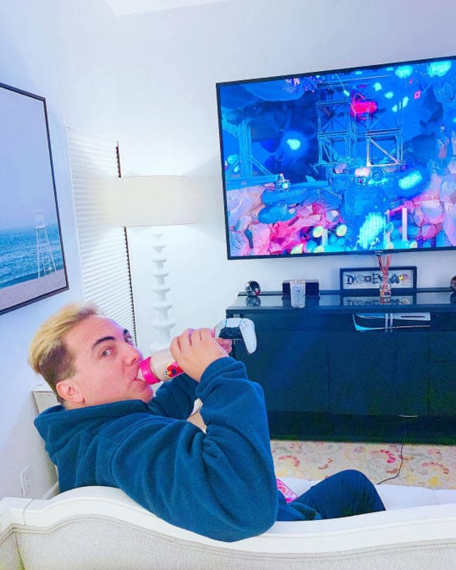 Una semana después, compartió esta otra que causó risas y algunas críticas de sus seguidores, pues aparece 
<b>tomando algún líquido en un biberón</b>.
<br>