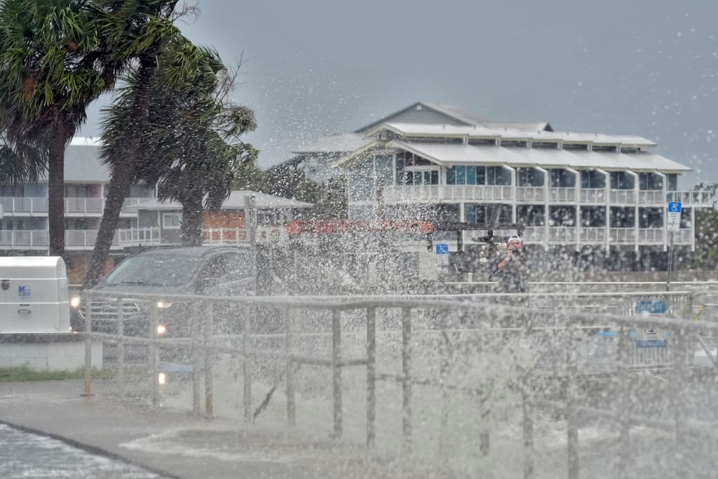 El oleaje empujado por los vientos de la tormenta tropical Debby rompe el dique en Cedar Key, Florida, el domingo 4 de agosto de 2024.