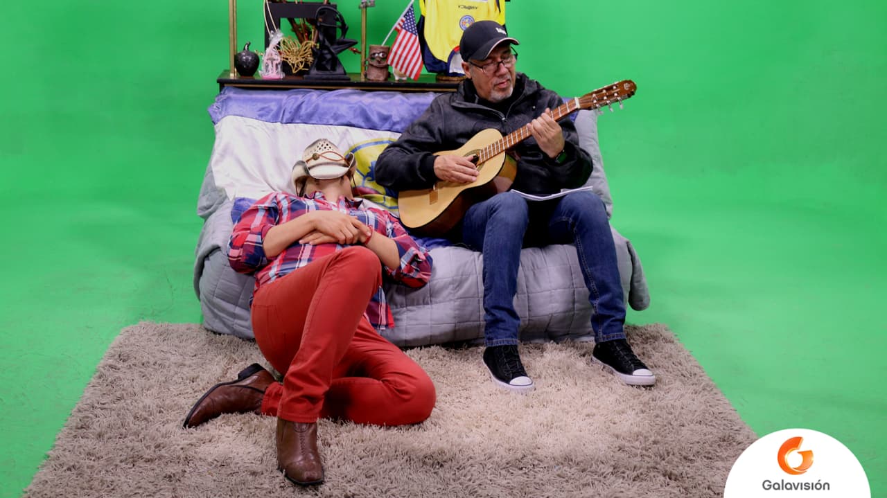 Después de un rato el director José Sierra tomó la guitarra y comenzó a cantar.