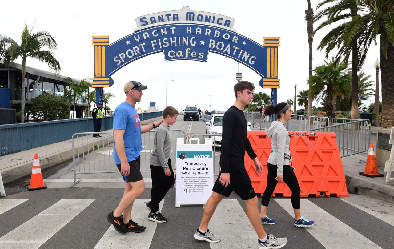 <b>Santa Mónica</b>: El 18 de marzo la ciudad de Santa Mónica 
<a href="https://www.santamonica.gov/press/2020/03/18/city-emergency-orders-suspend-parking-restrictions-big-blue-bus-fares-late-penalties-on-city-bills-covid-19-related-commercial-and-residential-evictions-and-ellis-act-evictions" target="_blank">aprobó una protección de desalojo</a> para inquilinos residenciales y comerciales. “Ningún propietario se esforzará por desalojar a un inquilino residencial o comercial en cualquiera de las siguientes situaciones: (1) por falta de pago del alquiler si el inquilino demuestra que no puede pagar el alquiler debido a los impactos financieros relacionados con Covid-19 o (2) para un desalojo sin culpa si algún miembro del hogar está enfermo, aislado o en cuarentena.