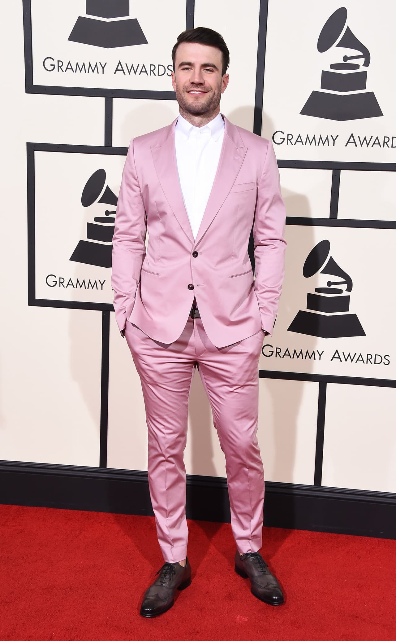 Sam Hunt, el ex jugador de futbol americano, ahora estrella del country sabía que sería la noche del color y de la libertad. Lejos de la seria y acartonada moda masculina que siempre va de negro y azul, el rosa pareció ser un tono ideal para sobresalir en la noche con su 'suit' de Dolce & Gabbana.