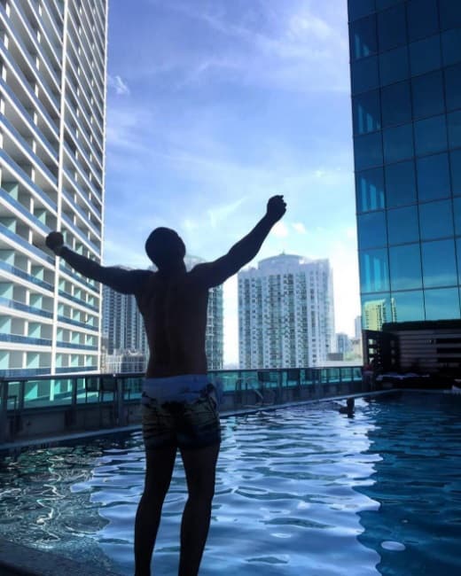 Y ambos, con esfuerzo, buena alimentación y ejercicio, han mantenido la buena figura que hasta el día de hoy les caracteriza.