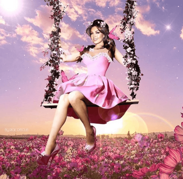 Y probablemente no sabías que la intérprete mexicana comparte en sus redes sociales divertidos memes de sí misma.