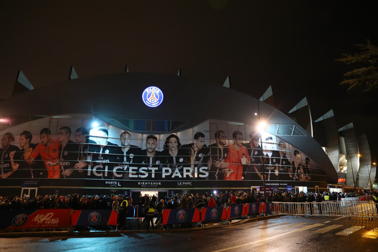 Poco a poco los aficionados se iban acercando al recinto de los parisinos, que necesitaban el triunfo para mantenerse con vida en el campeonato.