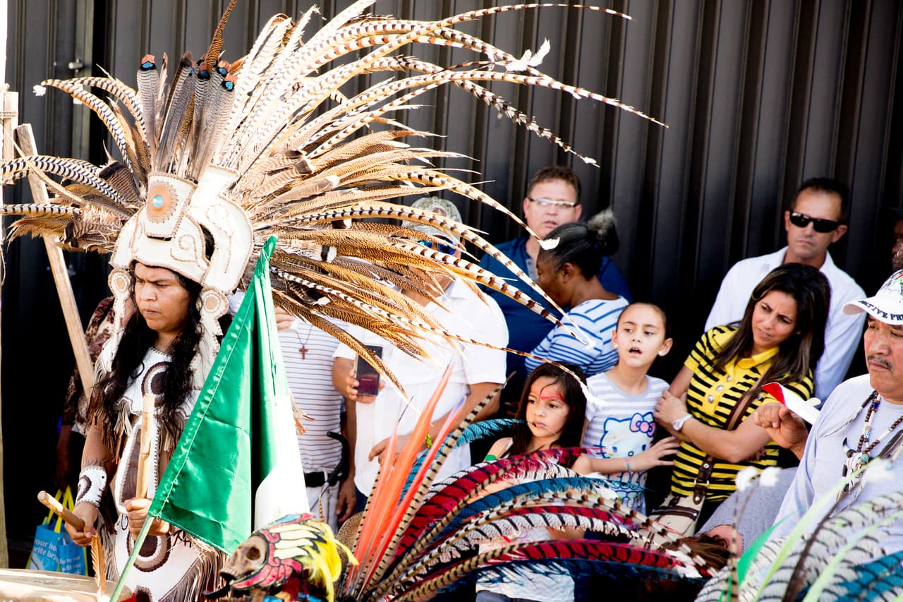 Un acto con personajes vestidos de indios americanos fue parte del espectáculo que los asistentes disfrutaron en el carnaval.