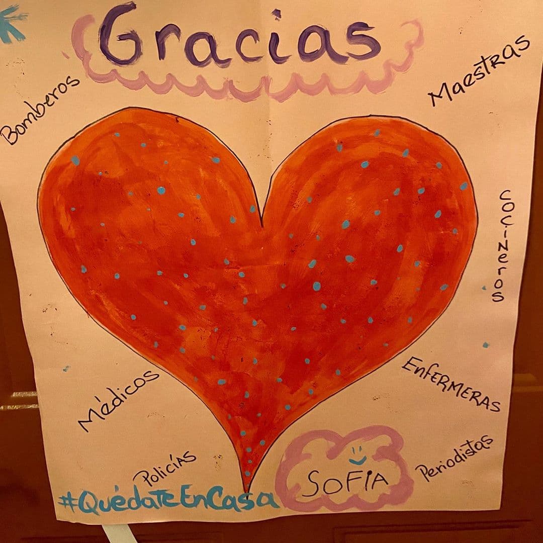 Elyangelica disfrutó de la vena artística de su hija Sofía, quien agradeció con este hermoso dibujo a aquellos que deben seguir en las calles, con toda la precaución, para realizar labores esenciales.