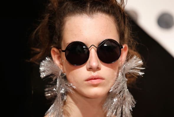 Si te gusta darle un toque 'vintage' a tu look, entonces los lentes de sol circulares son para ti.