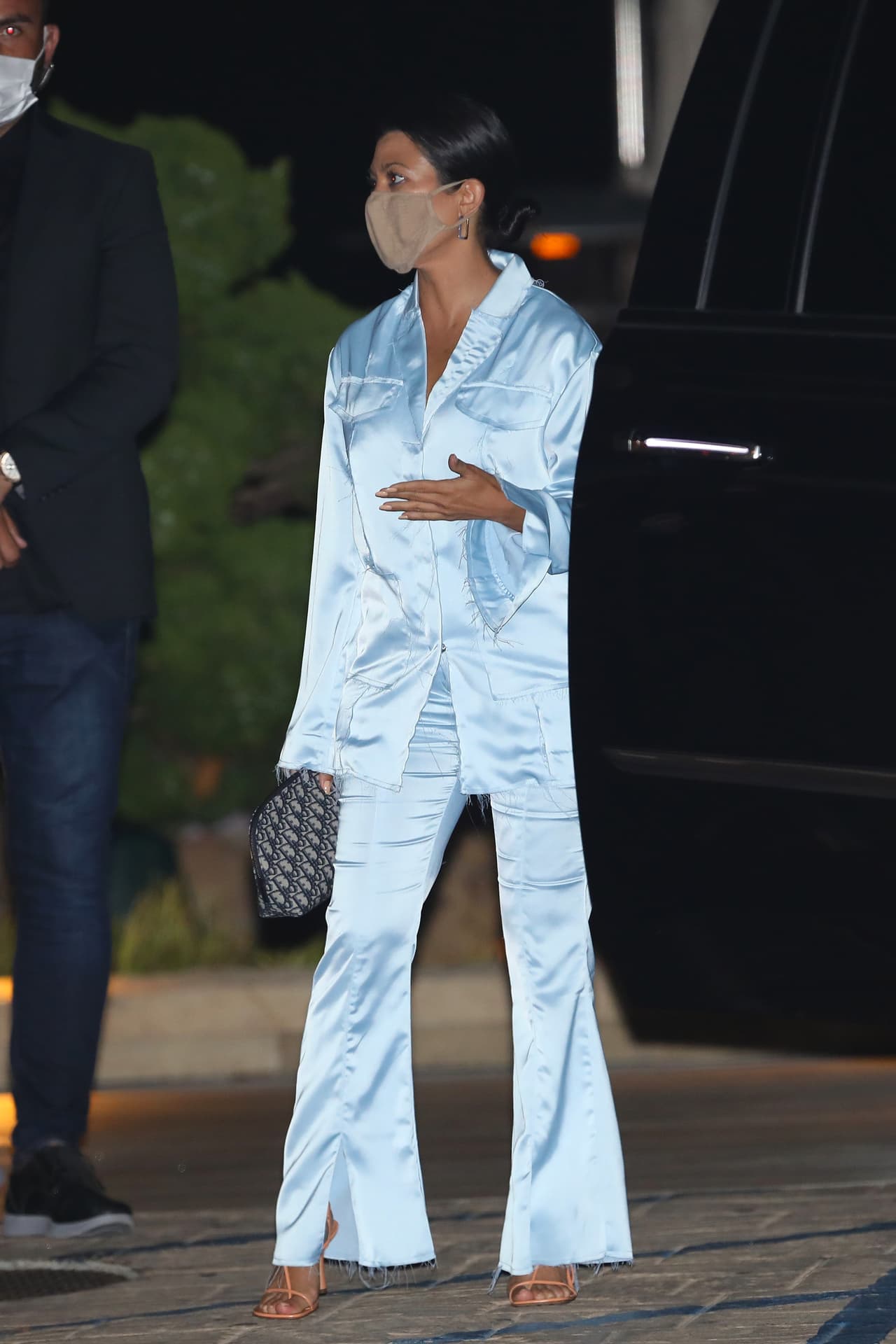 Ejemplo de ello es Kourtney Kardashian, quien fue vista usando un traje azul celeste estilo pijama, la noche del lunes 24 de agosto.