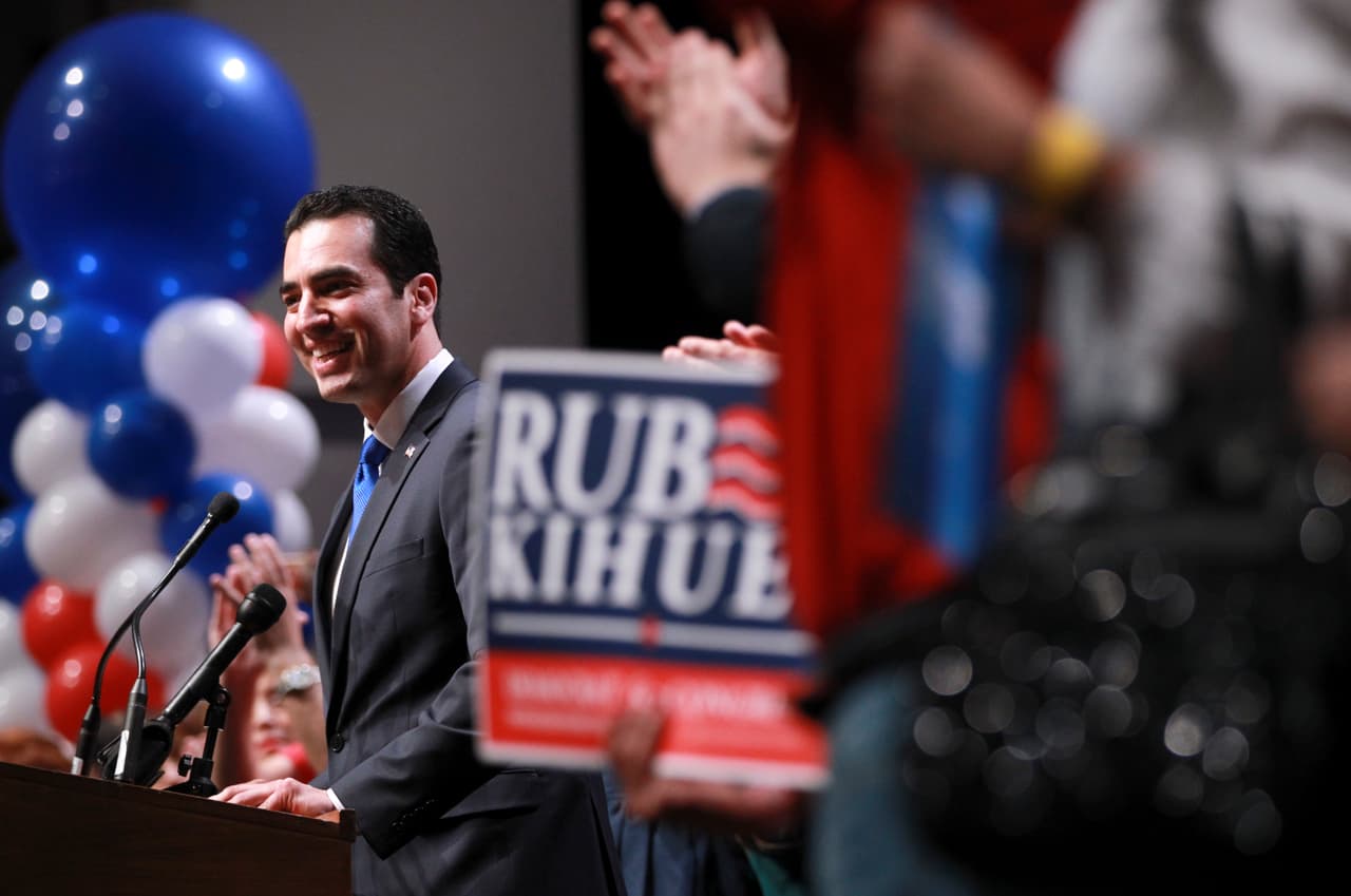 El senador electo Rubén Kihuen, habla a sus seguidores después de su victoria en una fiesta electoral en Las Vegas, Nevada, el martes 8 de noviembre de 2016.