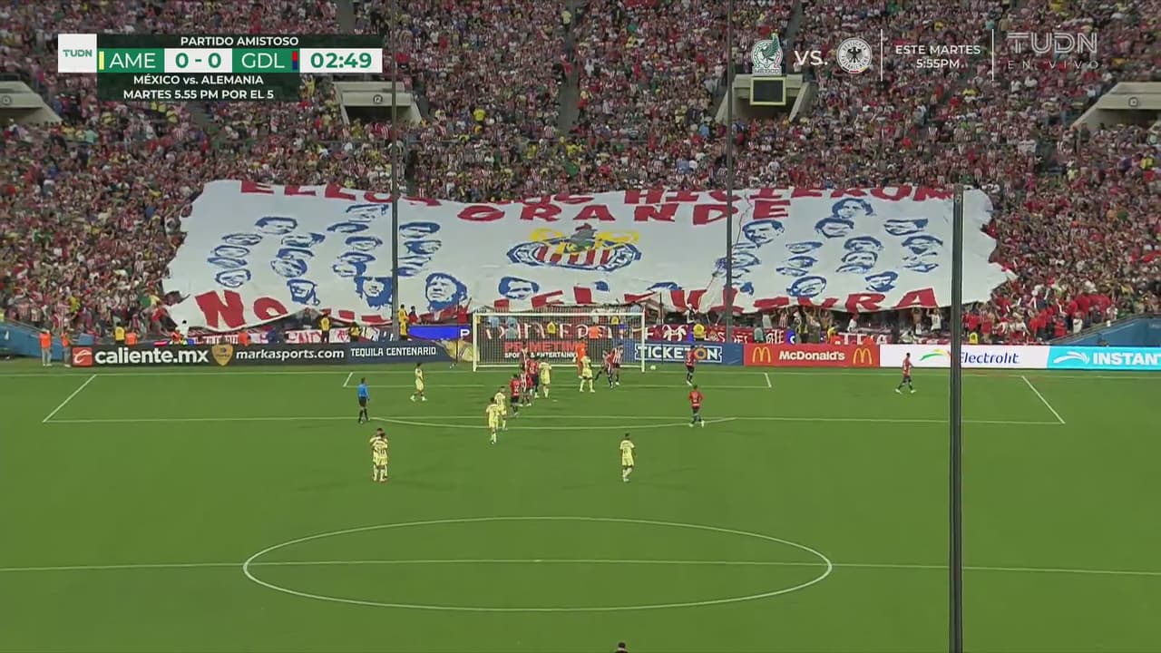 Afición de Chivas desplega tifo con los históricos del Rebaño