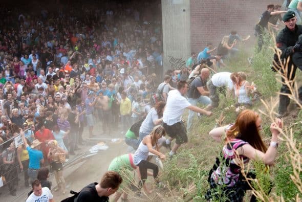 El pánico se apoderó de los asistentes, quienes buscaron salir por todos lados.