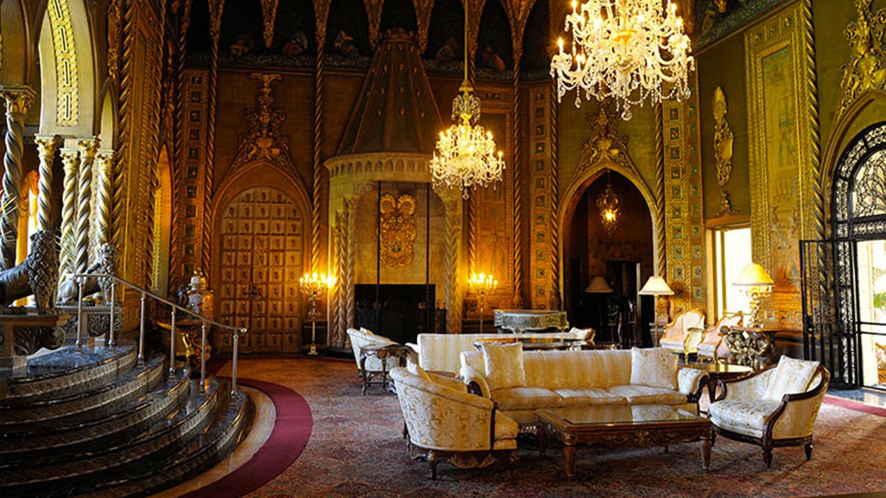 La opulenta mansión perteneció originalmente a Marjorie Merriweather Post, heredera de una empresa de cereales. Tiene 126 habitaciones, piscina con vista al mar, un club de playa, spa, seis canchas de tennis, una cancha de golf y salones de baile, entre otras instalaciones. Maralagoclub.com.