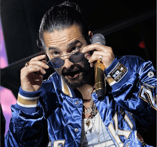 Maluma sigue sorprendiéndonos con su colección de lentes, quedamos ansiosos por saber cuáles elegirá para desfilar por la alfombra roja de los Premios Juventud 2019.