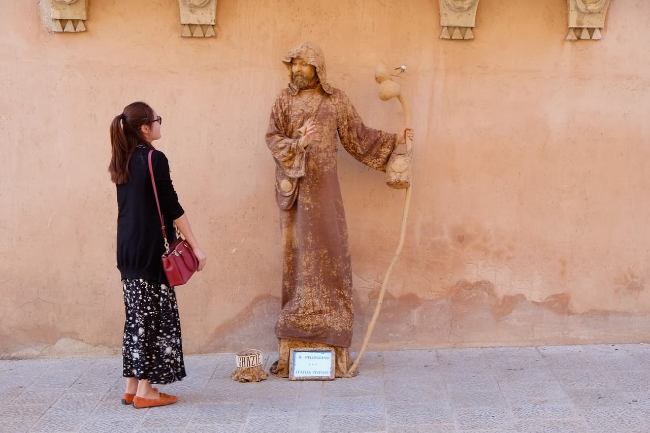 Durante los siguientes años se dedicó a reconstruir algunas iglesias y a predicar el Evangelio, vistiendo solamente una túnica, ya que había regalado sus sandalias, cinturón y pocas pertenencias que tenía. Pronto comenzó a atraer seguidores, quienes querían estar con él y ayudar a predicar la palabra de Dios.