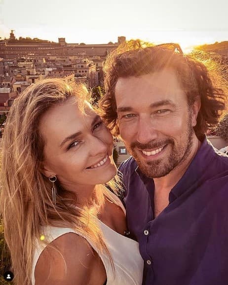 En su caso está casada desde junio de 2019 con un fotógrafo polaco llamado Bartosz Osumek y tienen un hijo en común.