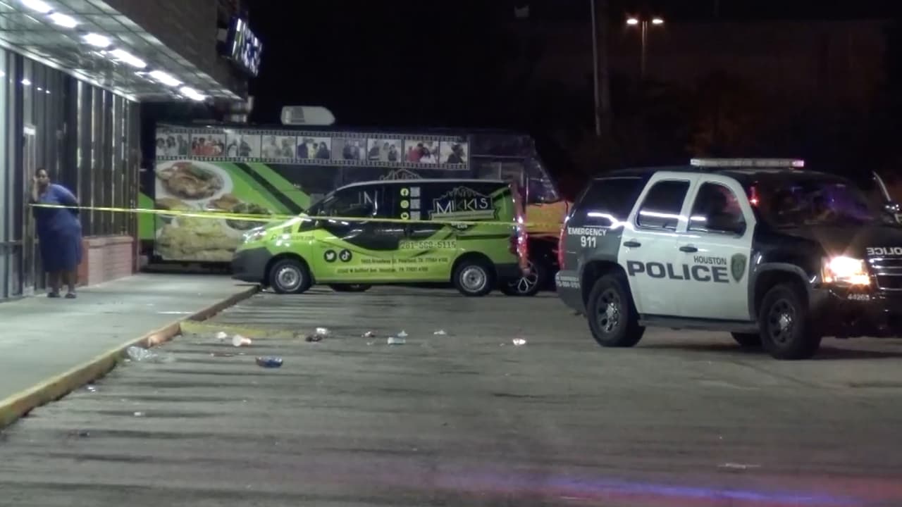 Muere una persona y dos más resultan heridas en tiroteo en una tienda de ropa al suroeste de Houston